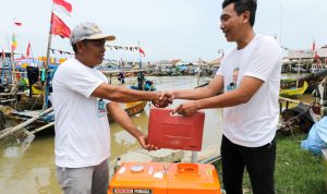 SALURKAN BANTUAN: Komunitas nelayan pendukung Ganjar saat memberikan bantuan kepada kelompok nelayan di Desa Ciparagejaya, Kabupaten Karawang