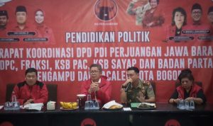 Kasatpol PP Kota Bogor, Agustian Syach saat menyambangi kantor DPC PDI Perjuangan Kota Bogor, Senin (16/1). (Yudha Prananda / Jabar Ekspres)