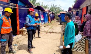 PLN (Persero) saat sosialisasikan bahaya kelistrikan usai memberikan listrik sementara di Huntara Kobran Gempa Cianjur. (istimewa)