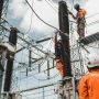 KEANDALAN LISTRIK: Sejumlah petugas PLN saat melakukan pemeliharaan listrik, belum lama ini. Sepanjang 2022, PT PLN UIP JBT berhasil merampungkan 18 proyek infrastruktur ketenagalistrikan yang terdiri jaringan transmisi dan gardu induk. (ISTIMEWA)
