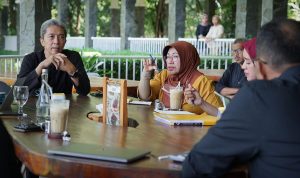 Serius Wujudkan Proyek Trem, Pemkot Bogor Fokus Cari Sumber Pendanaan Wakil Wali Kota Bogor, Dedie A Rachim dan Sekretaris Daerah (Sekda) Kota Bogor, Syarifah Sofiah saat membahas intim tentang rencana pembangunan Trem. (Yudha Prananda / Jabar Ekspres)