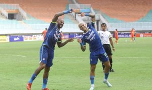 UNGGUL SEMENTARA: Pemain Persib Bandung, saat melakukan selebrasi usai mencetak gol. (Sandika Fadilah/Jabarekspres.com)