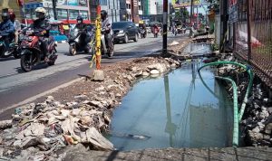 Proyek Perbaikan Drainase di Kota Bogor, Buat Pemandang Jadi Kumuh Proyek perbaikan drainase di Jalan KS Tubun Kota Bogor dikeluhkan pengendara yang melintas. Sebab proyek tersebut menimbulkan kesan kumuh.