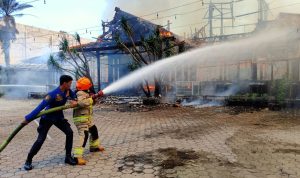 Petugas Diskar PB saat berjibaku menjinakan api yang membakar RM Ampera Soekarno-Hatta. (Diskar PB Kota Bandung)