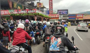 Ribuan pengendara dari berbagai komunitas motor yang menggelar acara Sunday Morning Ride (Sunmori) di Rest Area 72 Lembang, Kecamatan Lembang