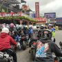 Ribuan pengendara dari berbagai komunitas motor yang menggelar acara Sunday Morning Ride (Sunmori) di Rest Area 72 Lembang, Kecamatan Lembang