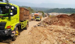 TPA Sarimukti sudah overload sehingga butuh perluasan. Terlihat antrean sampah mengantre. (Ilustrasi)