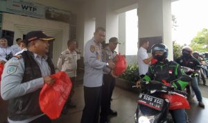 Sebanyak 200 driver ojek online (Ojol) menerima bantuan paket sembako dari pemerintah daerah (Pemda) Bandung Barat, Rabu (41).