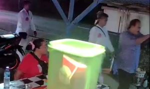 Tangkaan layar dari video rekaman CCTV ketika Bupati Pangandaraan melakukan pemukuan terhadap warga