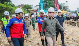 Wali Kota Bogor Bima Arya didampingi wakilnya Dedie Rachim saat meninjau ke lokasi pembangunan underpass Stasiun Batutulis. (Yudha Prananda / Jabar Ekspres)