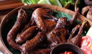 Lezatnya Ayam Goreng Manis, Bikin Nagih! (sumber foto: akun Instagram @eatjournal.bdg)