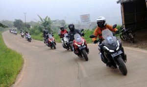 Cara aman menyalip kendaraan besar di jalan raya.