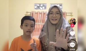 Viral Tiktok! Lagu Hutang Ba Ba Bayar Hutang, Liriknya Relate Banget Viral Tiktok! Lagu Hutang Ba Ba Bayar Hutang, Liriknya Relate Banget (screenshoot akun Tiktok @merihastuti_fadhil)