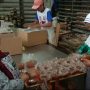 Pegawai tengah memproduksi kue keranjang atau dodol cina. (Sandi/Jabar Ekspres)