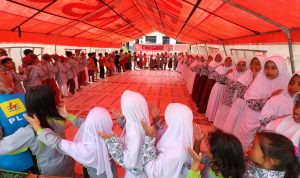 Pegawai PLN Mengajar Anak-anak SD Terdampak Gempa Cianjur