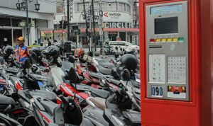 Puluhan unit motor tengah terparkir di area simpang Braga, Kota Bandung. Pemkot kini tengah menaikkan tarif parkir yang akan diberlakukan pada 11 Januari 2023. (KHOLID/JABAR EKSPRES)