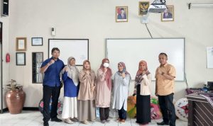 KOMPAK: Kepala SMAN 2 Kota Tasikmalaya Dra. Elin Darliah S.ST, M.Pd bersama jajarannya foto bersama di lingkungan sekolah.
