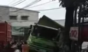 Truk Fuso tampak menabrak kios marmer di Jalan Raya Bandung-Cianjur, Kabupaten Bandung Barat.