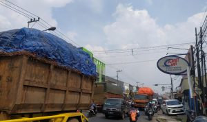ALAMI KENDALA: Salah satu truk pengangkut sampah yang hendak menuju ke TPAS Sarimukti KBB. (AKMAL/JABAR EKSPRES)
