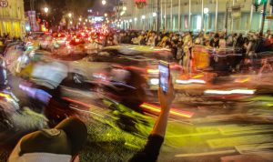 Kota Bandung Kondusif saat Perayaan Malam Tahun Baru 2023 PADAT MERAYAP: Keramaian masyarakat ketika malam tahun baru 2023 di kawasan Asia Afrika, Kota Bandung. (KHOLID/JABAR EKSPRES)