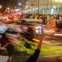PADAT MERAYAP: Keramaian masyarakat ketika malam tahun baru 2023 di kawasan Asia Afrika, Kota Bandung. (KHOLID/JABAR EKSPRES)