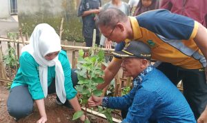 Lurah Tanah Baru, Uay Setiawan saat simbolisasi penanaman pohon jambu di lahan kosong di Kampung Sela Awi, Jumat 27 Januari 2023. (YUDHA PRANANDA/JABAR EKSPRES)