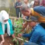 Lurah Tanah Baru, Uay Setiawan saat simbolisasi penanaman pohon jambu di lahan kosong di Kampung Sela Awi, Jumat 27 Januari 2023. (YUDHA PRANANDA/JABAR EKSPRES)