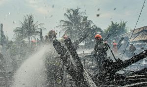 Petugas Diskar PB Kota Bandung tengah melakukan pendinginan usai proses pemadaman kebakaran Rumah Makan Ampera. (KHOLID/JABAR EKSPRES)