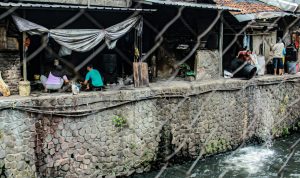 Kawasan padat penduduk di Kota Bandung. Anggaran kemiskinan Rp 500 triliun dari pemerintah pusat. (KHOLID/JABAR EKSPRES)