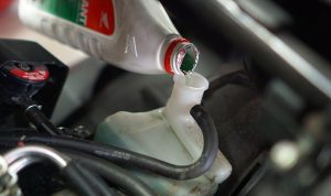 Jika Indikator Suhu Mesin Menyala, Apa yang Harus Dilakukan? Simak Langkahnya Jika cairan pendingin kurang atau berada di bawah batas minimal, segera isi hingga batas yang dianjurkan