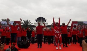 Ribuan warga kader PDIP dari 27 kabupaten/kota di Jabar mengikuti Senam Asik dalam rangka peringati HUT ke-50 PDIP di Jalan Diponegoro. (ISTIMEWA)