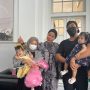 Ayesha Azalea Putri Emira dan Aleeya Azalea Putri Emita, bayi kembar Siam asal Bandung Barat. (MUHAMMAD AKMAL/JABAREKSPRES)