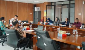 Sejumlah Anggota DPRD Kota Bogor dalam Tim Pansus Raperda Pinjaman Ilegal saat menggelar rapat internal untuk merespons dampak dari praktik pinjol ilegal. (YUDHA PRANANDA/JABAR EKSPRES)
