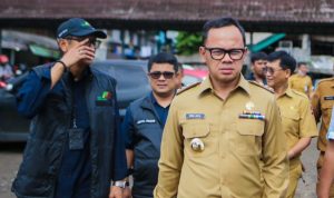 CEK LAPANGAN: Wali Kota Bogor Bima Arya didampingi sejumlah pimpinan Perumda Pasar Pakuan Jaya Pemkot Bogor saat meninjau Pasar Merdeka, Kecamatan Bogor Tengah. (YUDHA PRANANDA/JABAR EKSPRES)