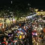 Tumpah ruah masyarakat termasuk kunjungan wisatawan saat malam tahun baru 2023 di Kota Bandung. (KHOLID/JABAR EKSPRES)