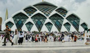 Mulai Tak Aman! Marak Copet di Masjid Al Jabbar Warga dari berbagai daerah terus membanjiri Masjid Al Jabbar khususnya saat hari libur. Aksi pencopetan pun mulai marak mengganggu para pengunjung. (KHOLID/JABAR EKSPRES)