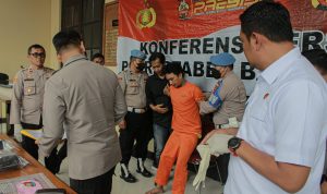 Mencoba Melawan Saat Ditangkap, Kedua Kaki Kadal Dilumpuhkan Petugas Mencoba Melawan Saat Ditangkap, Kedua Kaki Kadal Dilumpuhkan Petugas