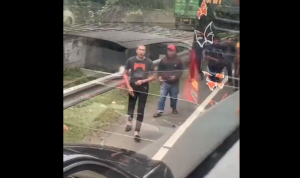 Koboi Jalanan Plat B 2465 RFS Viral Acungkan Pistol di Jalan Tol Koboi Jalanan Plat B 2465 RFS Viral Acungkan Pistol pada Selompok di Jalan Tol