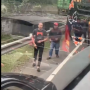 Koboi Jalanan Plat B 2465 RFS Viral Acungkan Pistol pada Selompok di Jalan Tol