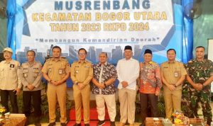 DENGAR ASPIRASI: Wali Kota Bogor Bima Arya bersama jajaran dan Camat Bogor Utara Riki Robiansah serta Ketua DPRD Kota Bogor Atang Trisnanto dalam acara Musrenbang Kecamatan Bogor Utara, Senin (16/1). (Yudha Prananda / Jabar Ekspres)