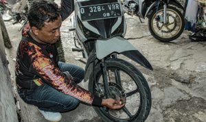 Pangkalan Ojek Pasir Impun Rusak, Satu Unit Motor Digembok