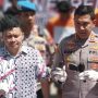 Kapolresta Bogor Kota, Kombes Pol Bismo Teguh Prakoso didampingi Kasat Reskrim Polresta Bogor Kota, AKP Rizka Fadhila menunjukkan barang bukti senjata api rakitan. (Yudha Prananda / Jabar Ekspres)