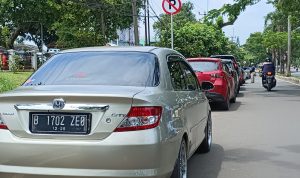 Parkir liar di sepanjang jalan Tegar Beriman, Kabupaten Bogor. (Sandika Fadilah/Jabar Ekspres)