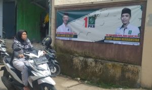 Atribut kampanye parpol di sejumlah titik jalanan KBB kian marak. (Akmal Firmansyah/Jabarekpres)