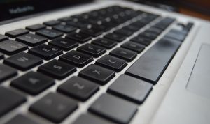 Cara membersihkan Keyboard Laptop dan PC yang Baik dan Benar