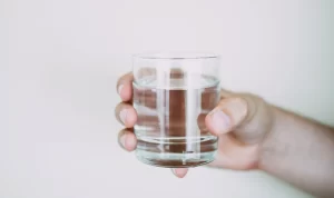 8 Manfaat Kesehatan Minum Air Putih saat Perut Kosong