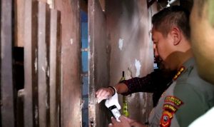 BERHASIL DIBONGKAR: Kapolresta Bandung, Kombes Pol Kusworo Wibowo saat mendatangi pabrik sabu rumahan di Ciwidey. (istimewa)