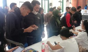 suporter Persib Bandung memadati Markas Kodim 0618 untuk melakukan penukaran tiket pertandingamnm sepakbola Persib lawan Persija.