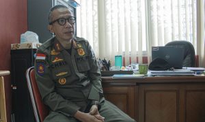 Kabid PMA Satpol PP Kota Bandung, Chris ketika ditemui Jabar Ekspres di ruang kerjanya. (KHOLID/JABAR EKSPRES)