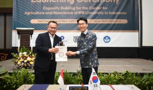 Rektor kampus IPB, Arif Satria usai menandatangani MoU kerjasama dengan KOICA. (YUDHA PRANANDA/JABAR EKSPRES)
